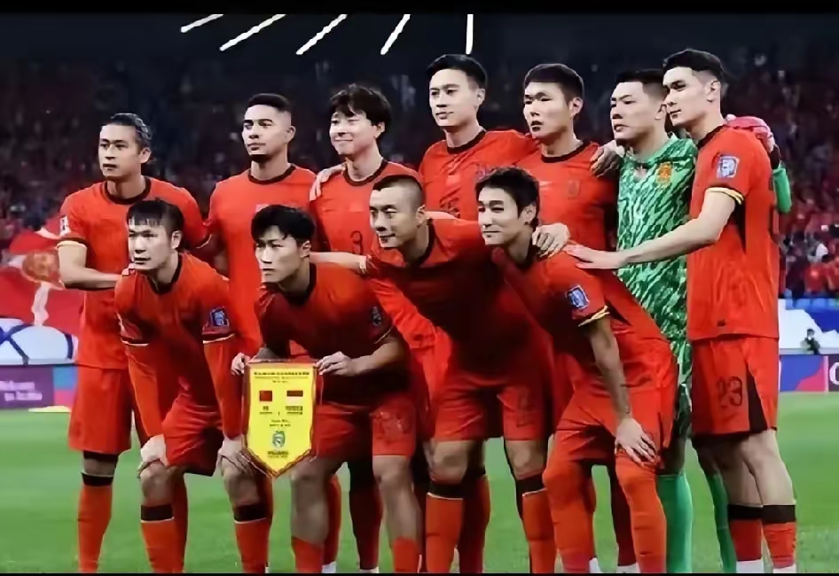 国足队员比赛坚韧拼搏，不畏艰难 