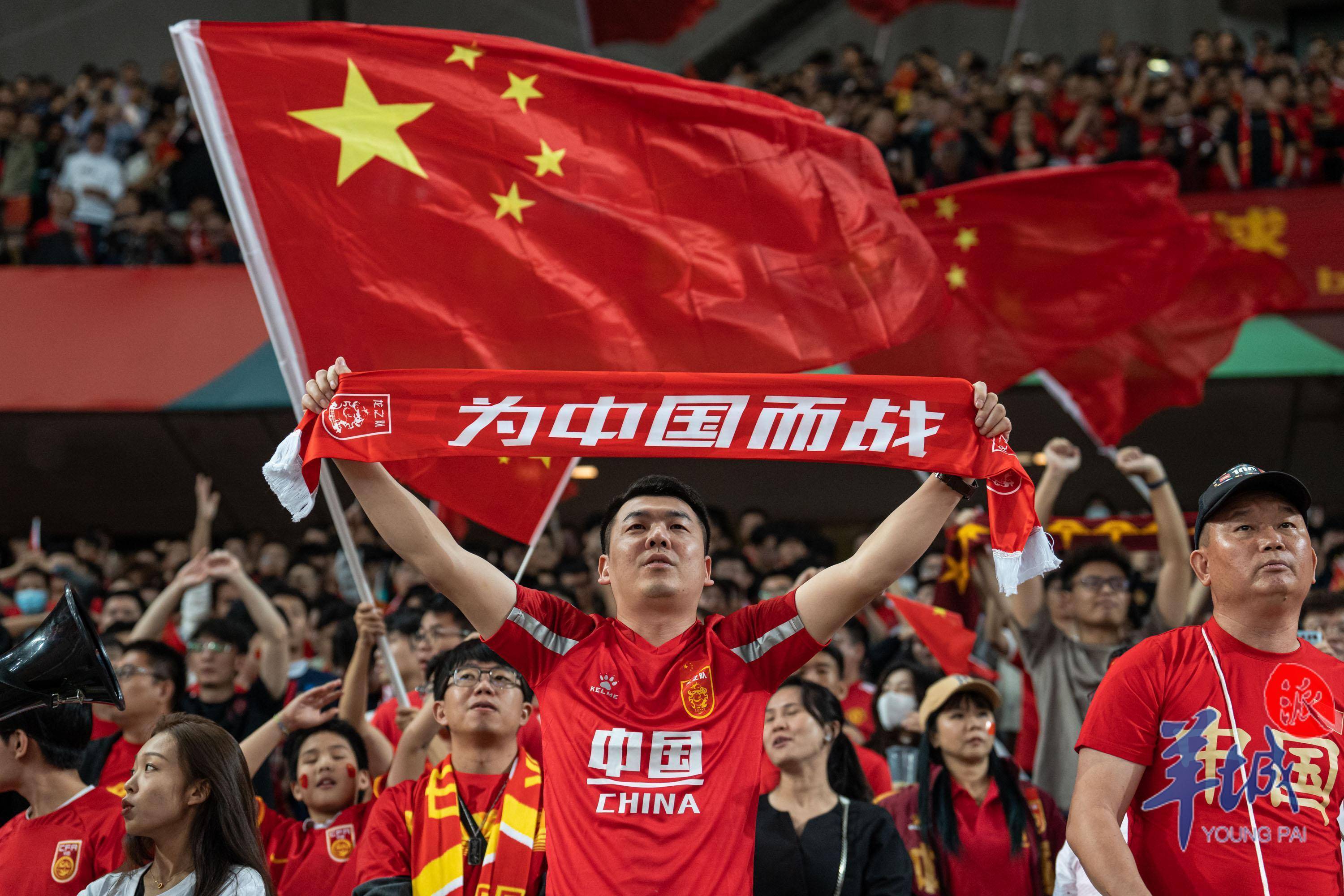 国足队员比赛坚韧拼搏，不畏艰难 