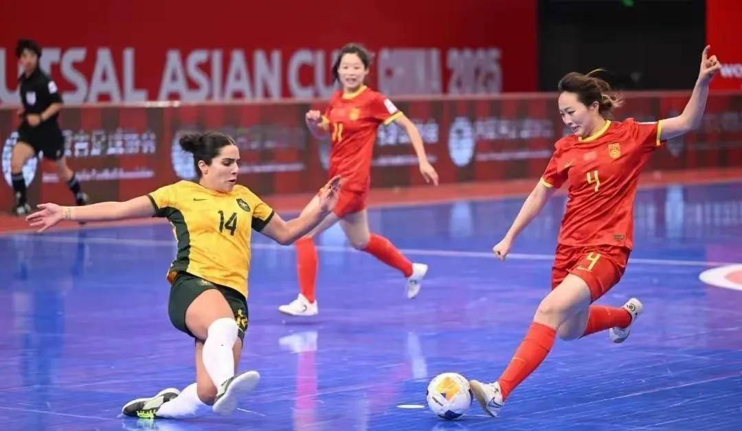 澳大利亚女足队员在比赛中勇夺胜利 
