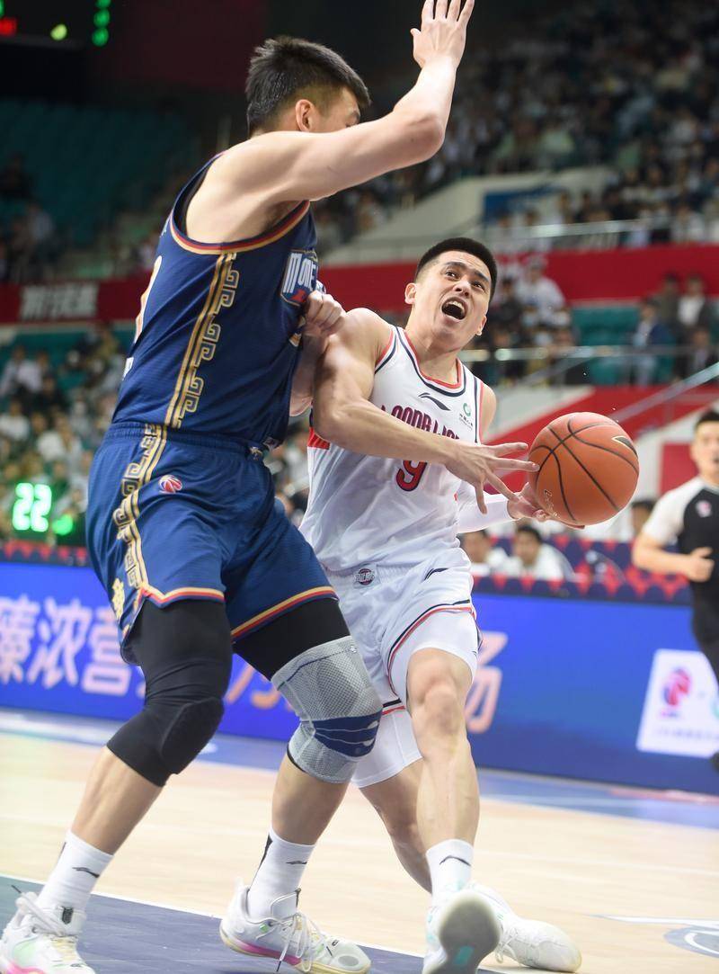 国内俱乐部比赛激情上演，球场风云再起 