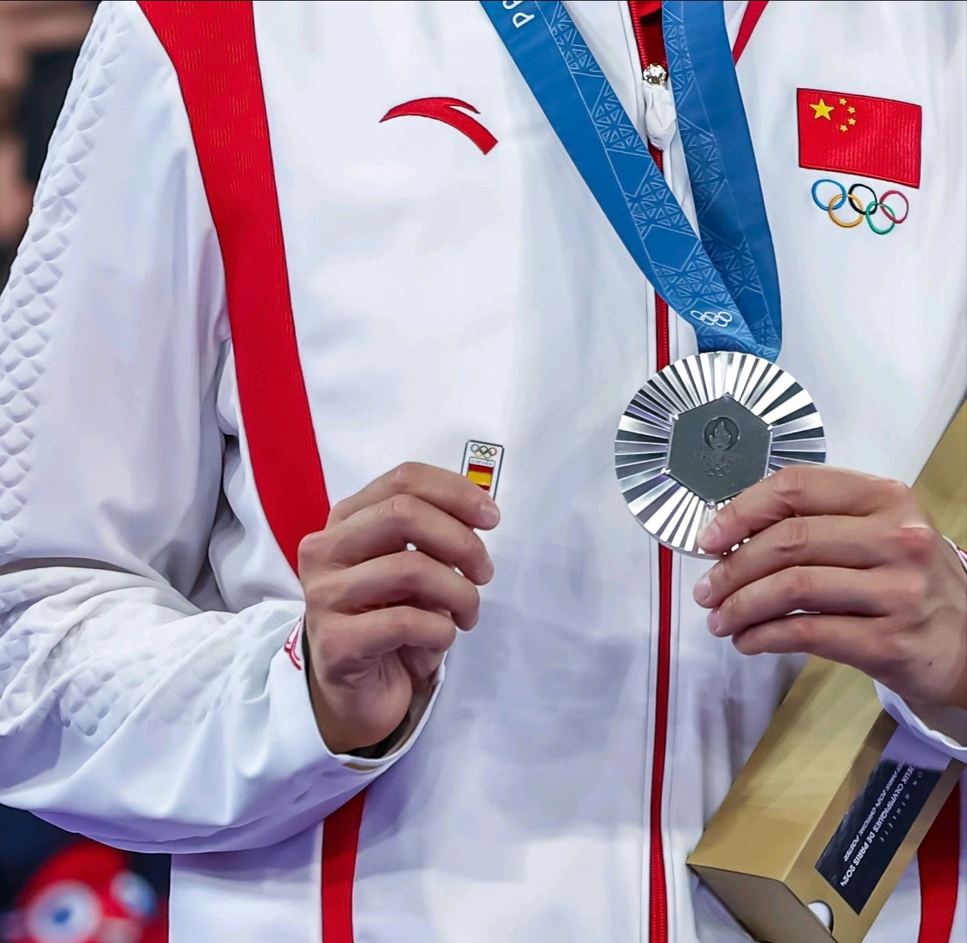 中国运动员羽毛球比赛捧金牌喜悦 